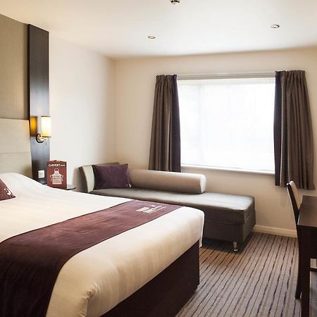 Premier Inn Wirral - Хесуол Екстериор снимка