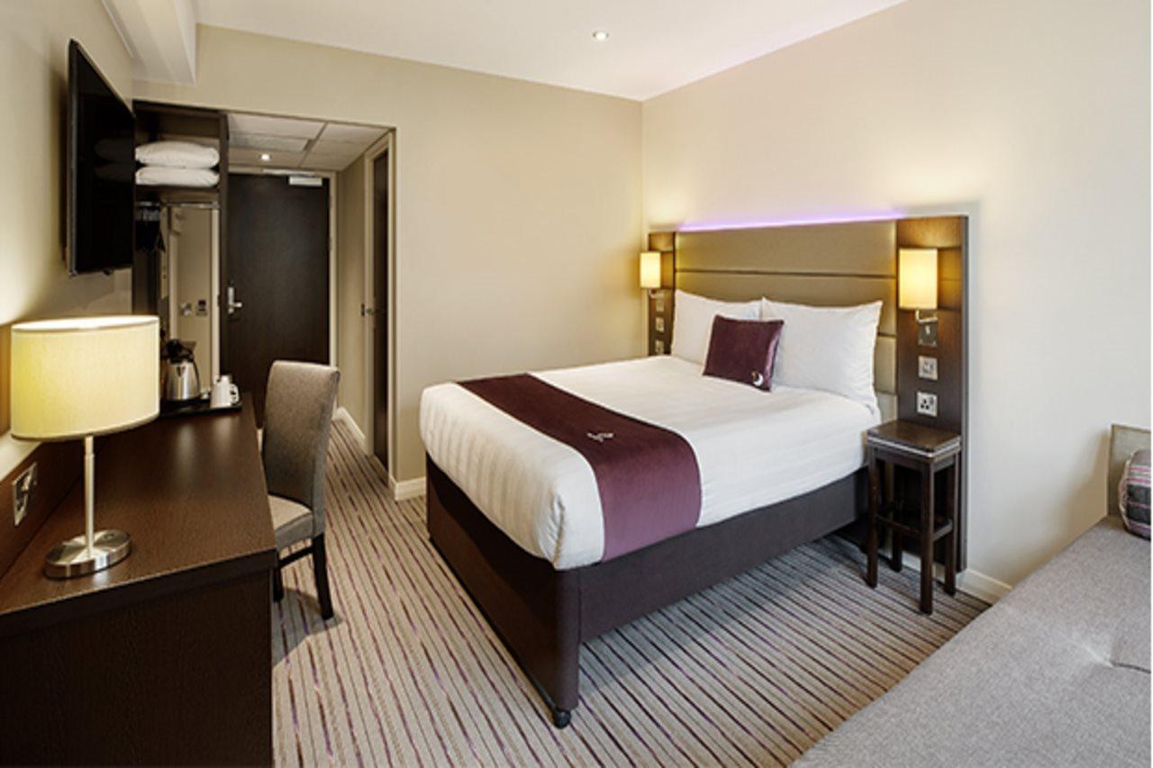 Premier Inn Wirral - Хесуол Екстериор снимка