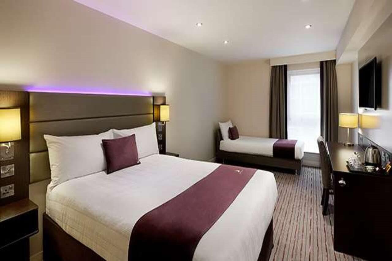 Premier Inn Wirral - Хесуол Екстериор снимка