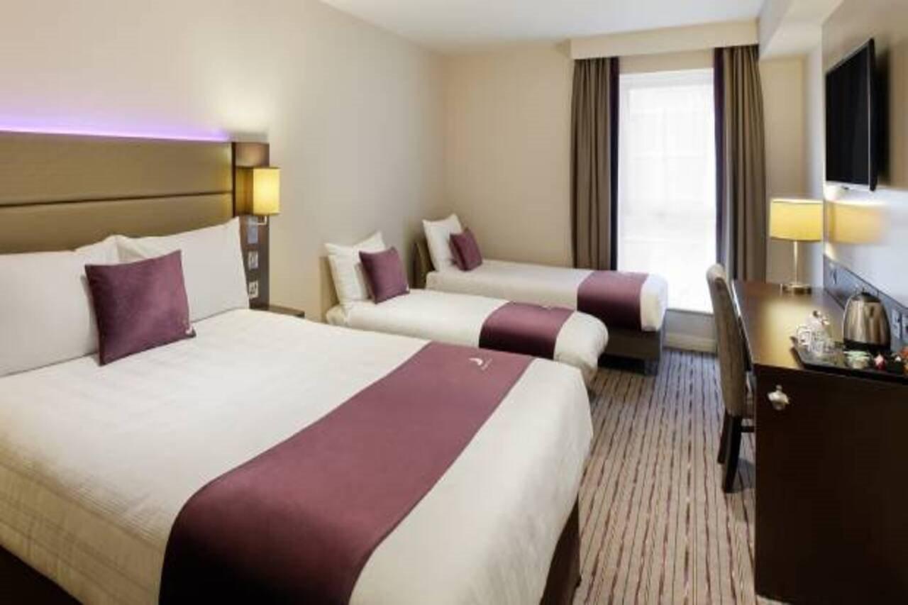 Premier Inn Wirral - Хесуол Екстериор снимка