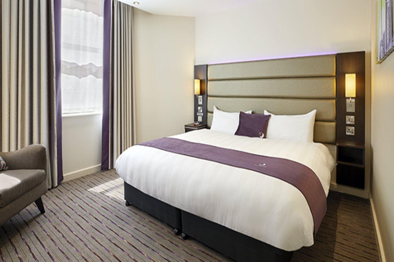 Premier Inn Wirral - Хесуол Екстериор снимка