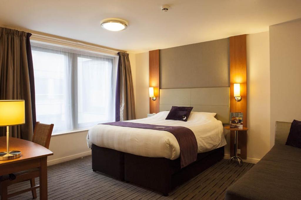 Premier Inn Wirral - Хесуол Екстериор снимка