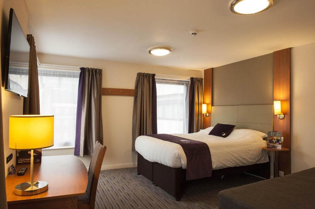 Premier Inn Wirral - Хесуол Екстериор снимка