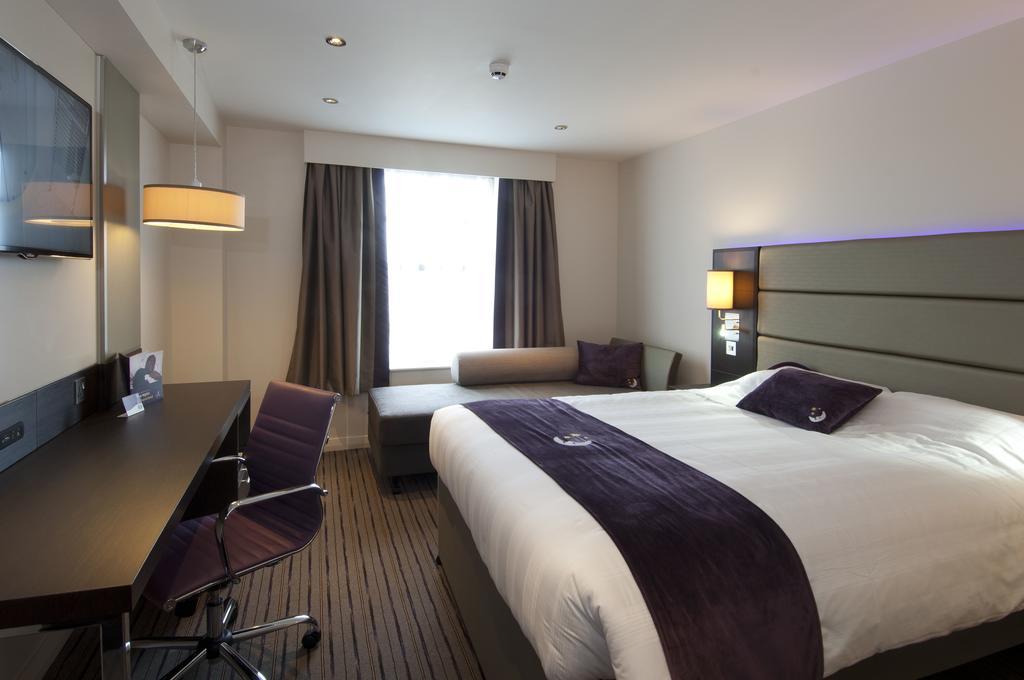 Premier Inn Wirral - Хесуол Екстериор снимка