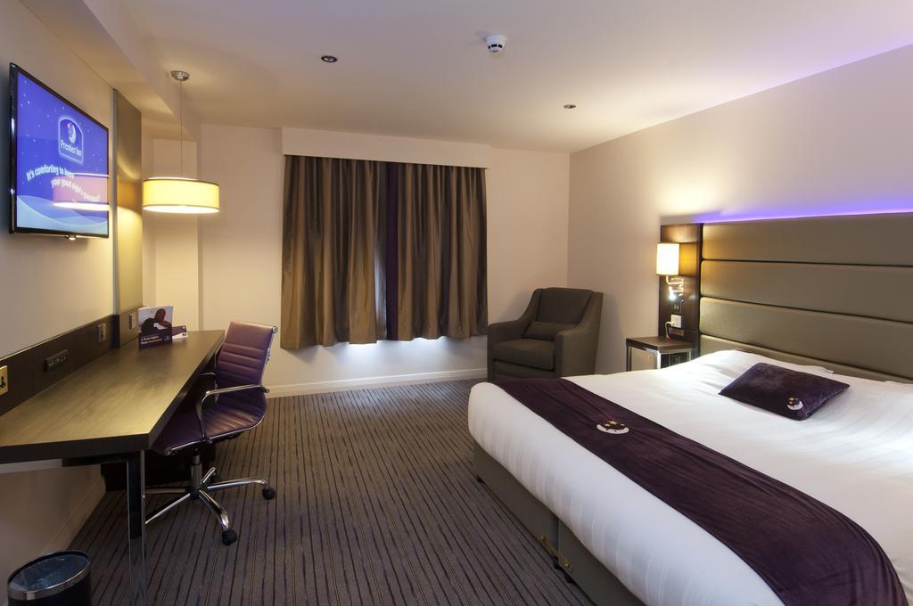 Premier Inn Wirral - Хесуол Екстериор снимка