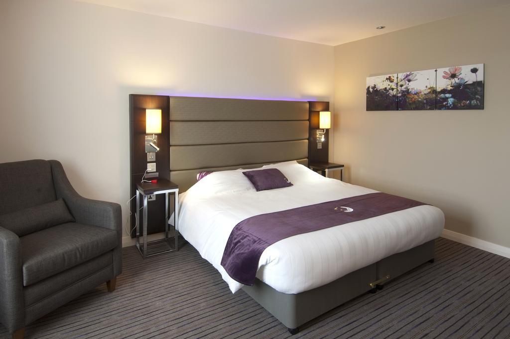 Premier Inn Wirral - Хесуол Екстериор снимка