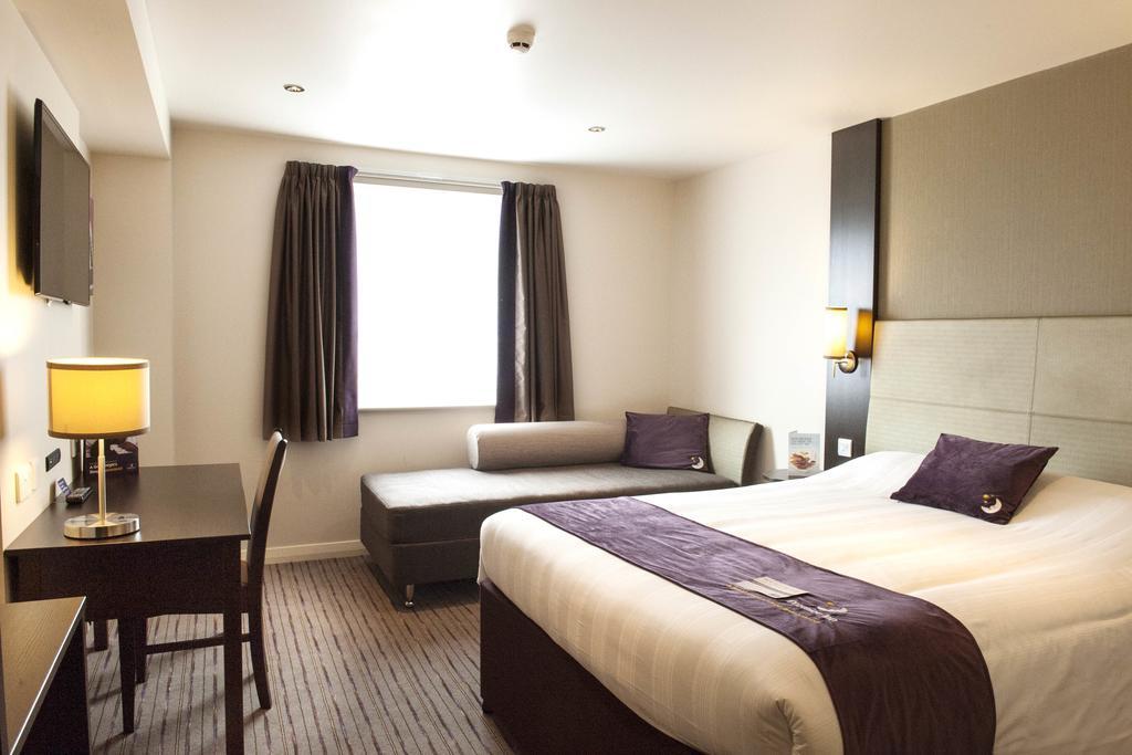 Premier Inn Wirral - Хесуол Екстериор снимка