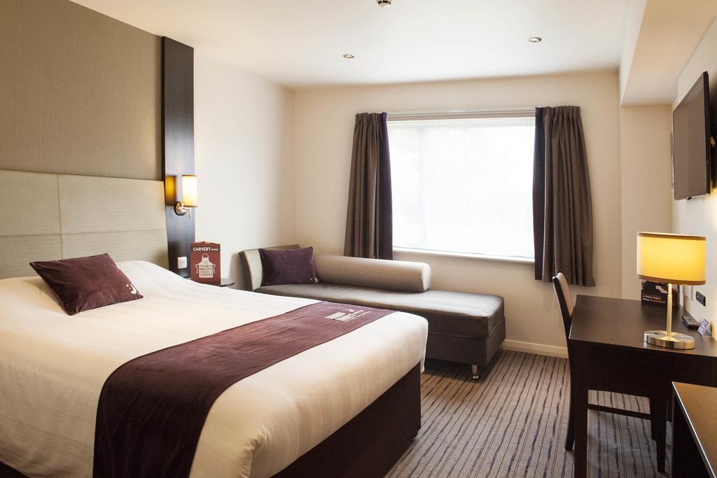 Premier Inn Wirral - Хесуол Екстериор снимка