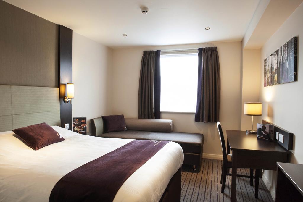 Premier Inn Wirral - Хесуол Екстериор снимка