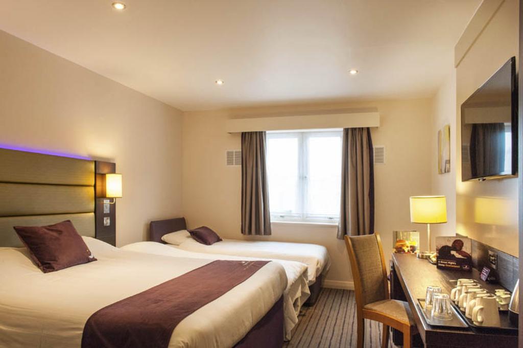 Premier Inn Wirral - Хесуол Екстериор снимка