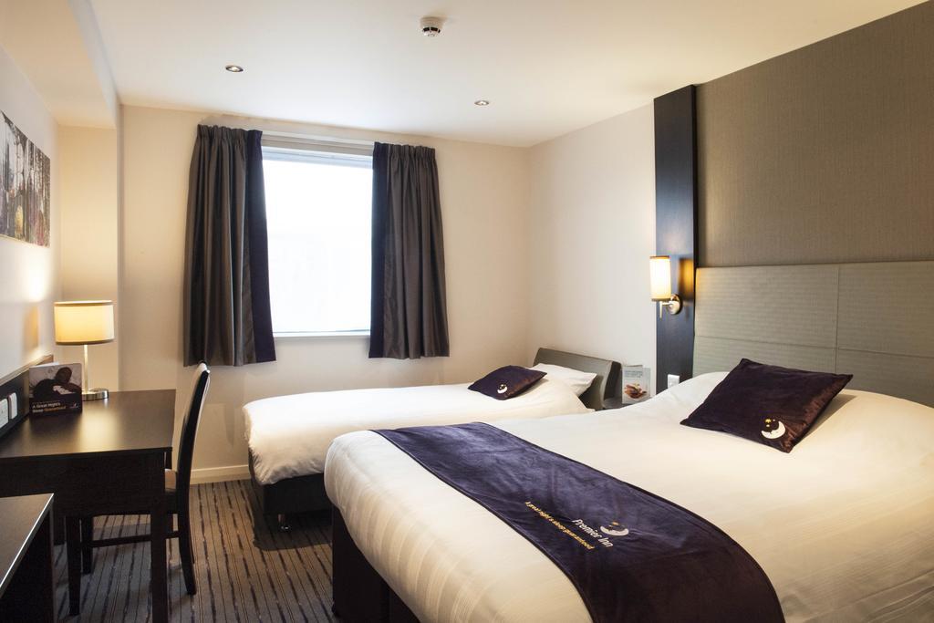 Premier Inn Wirral - Хесуол Екстериор снимка