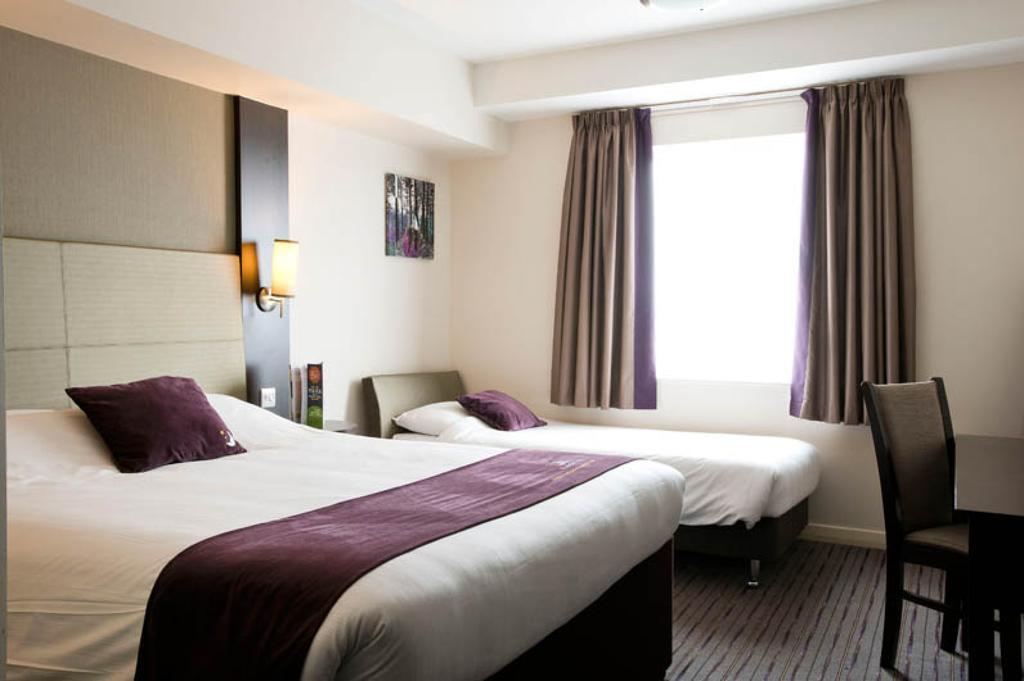 Premier Inn Wirral - Хесуол Екстериор снимка