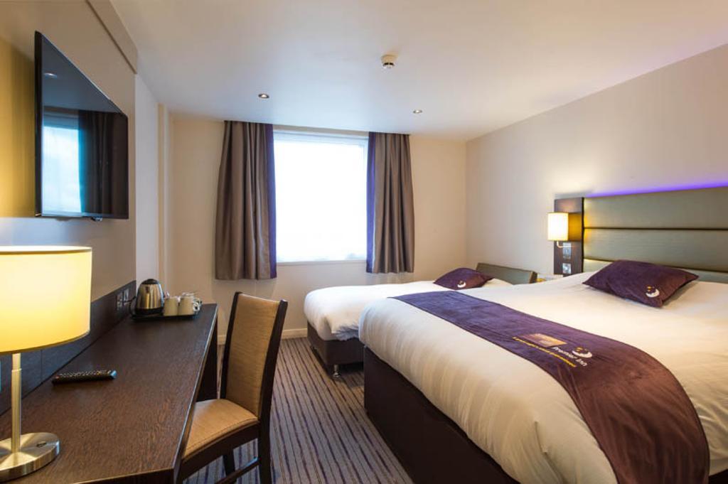 Premier Inn Wirral - Хесуол Екстериор снимка