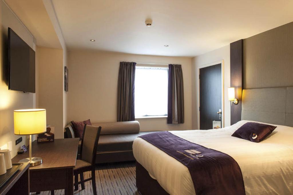 Premier Inn Wirral - Хесуол Екстериор снимка