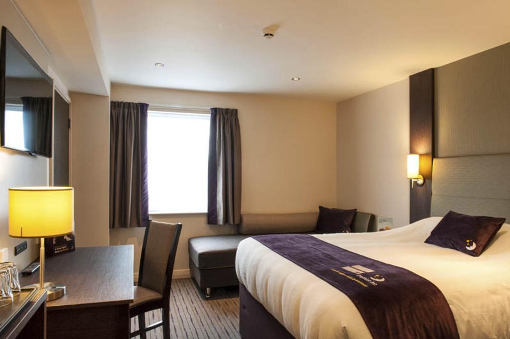 Premier Inn Wirral - Хесуол Екстериор снимка