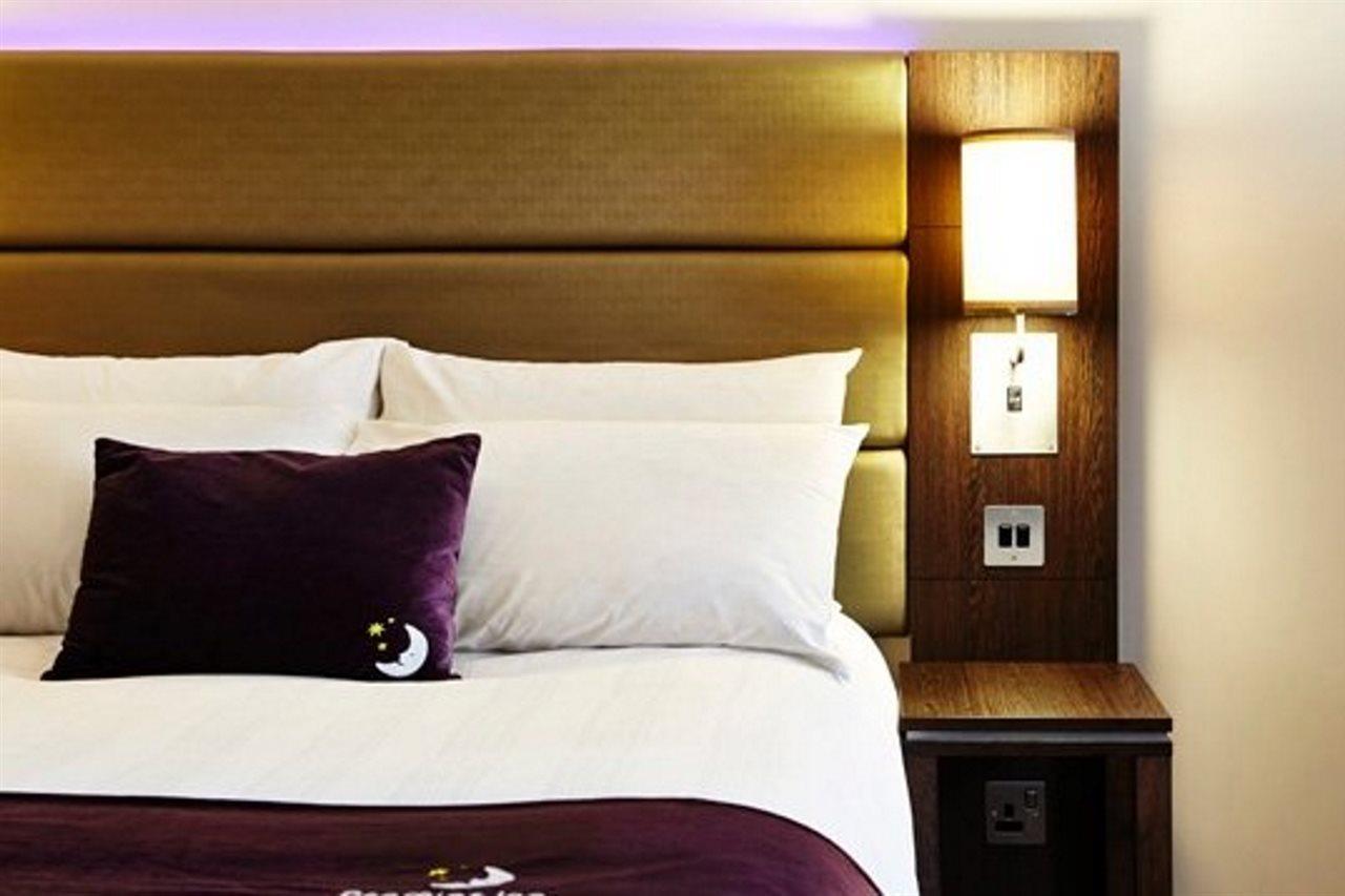 Premier Inn Wirral - Хесуол Екстериор снимка