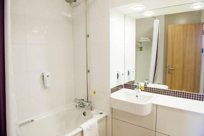 Premier Inn Wirral - Хесуол Екстериор снимка