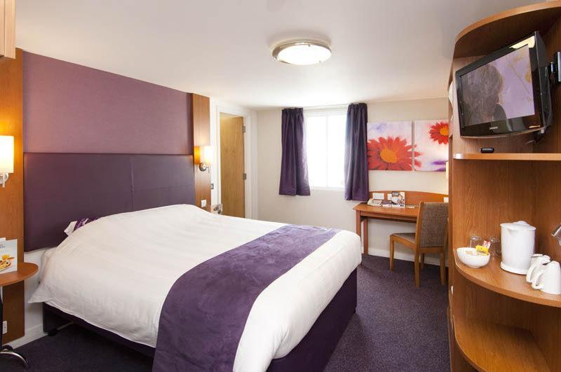 Premier Inn Wirral - Хесуол Екстериор снимка