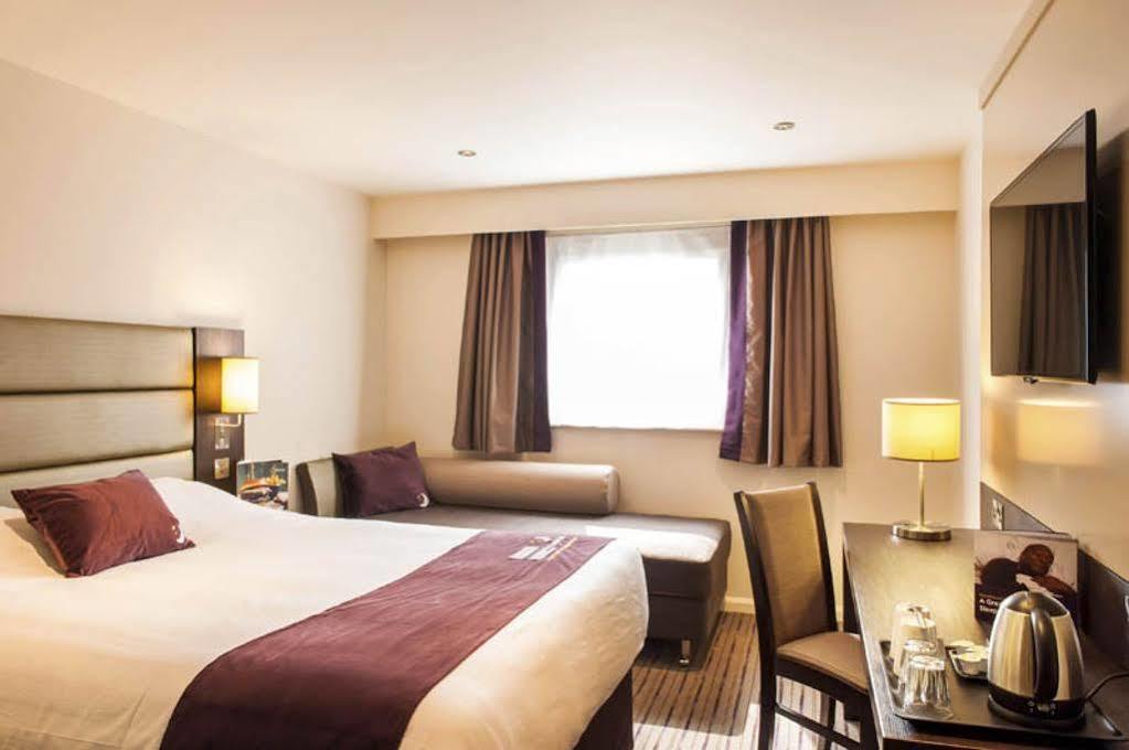 Premier Inn Wirral - Хесуол Екстериор снимка